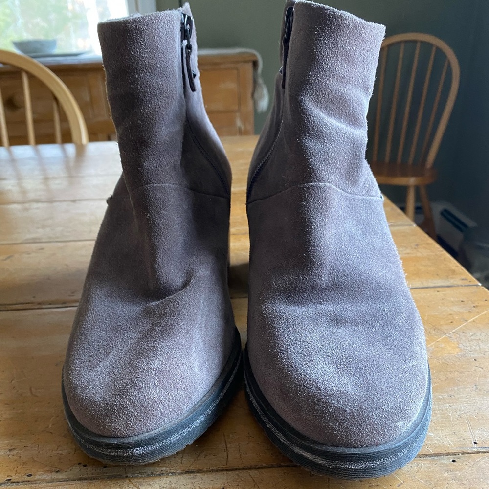 Gentle Souls by Kenneth Cole grey suede boots, size 10